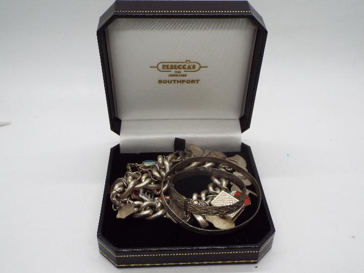 A white metal charm bracelet with a coll - Image 7 of 7