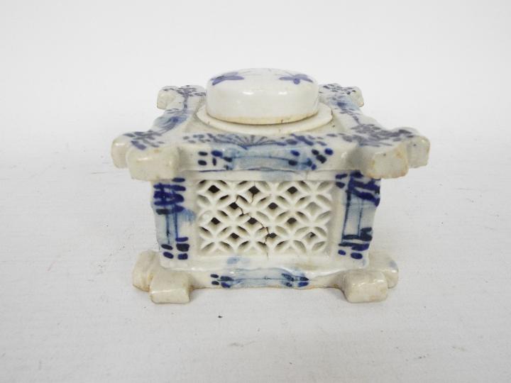 A collection of blue and white wares to - Image 2 of 16