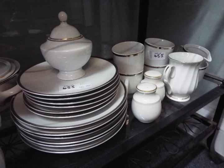 A quantity of vintage Czechoslovakian dinner and tea wares and similar, in excess of 60 pieces. - Image 4 of 4