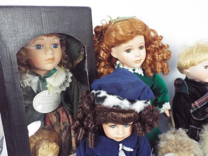 A collection of porcelain dressed dolls - Image 5 of 5