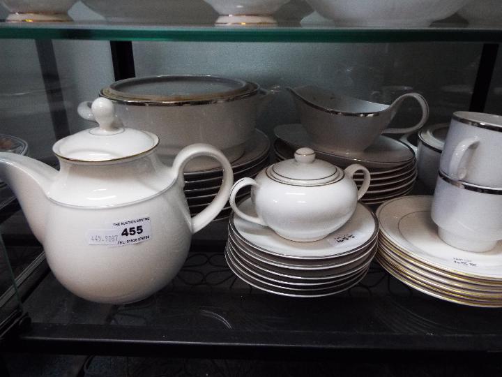 A quantity of vintage Czechoslovakian dinner and tea wares and similar, in excess of 60 pieces. - Image 2 of 4