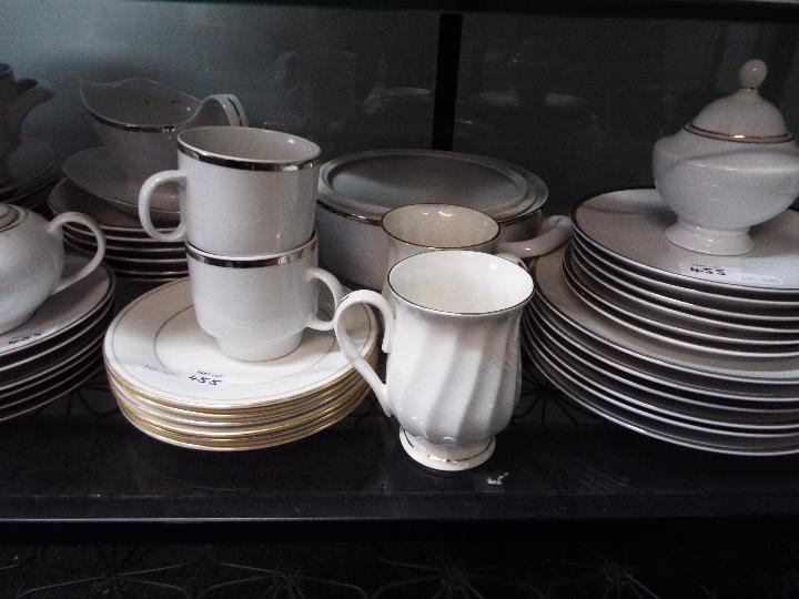A quantity of vintage Czechoslovakian dinner and tea wares and similar, in excess of 60 pieces. - Image 3 of 4