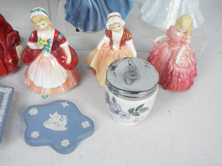 A collection of ceramics to include Wedgwood Jasperware, Royal Doulton lady figures and similar, - Image 5 of 5