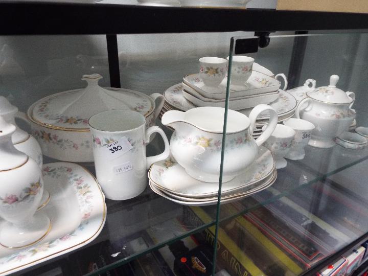 A collection of dinner and tea wares to include Mayfair Fine Bone China, approximately 80 pieces. - Bild 5 aus 6