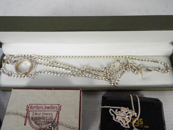 A collection of silver and white metal jewellery to include necklaces (longest 50 cm), locket, - Image 3 of 6