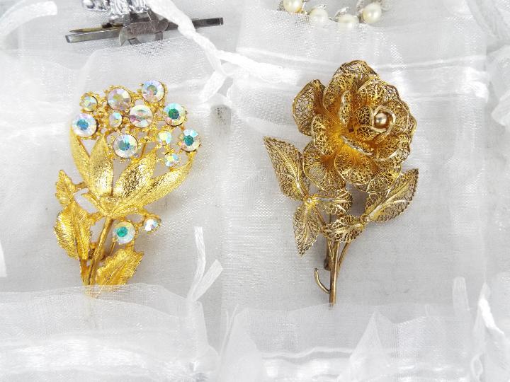 A collection of costume jewellery, brooches, earrings, bracelet. - Image 3 of 11