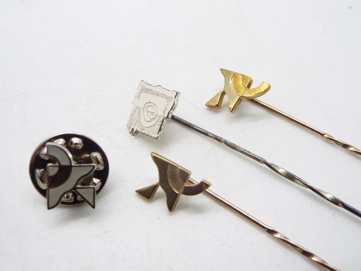 Two 9ct gold stick pins (2.6 grams) and one sterling silver example. - Bild 2 aus 2