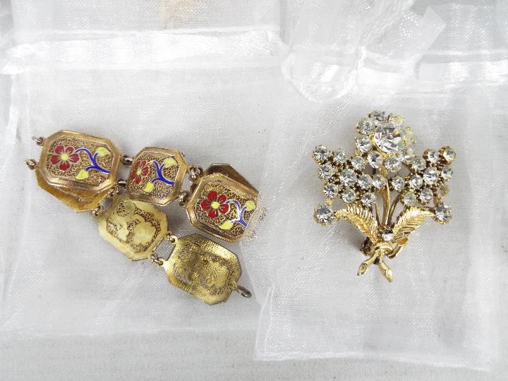 A collection of costume jewellery, brooches, earrings, bracelet. - Image 2 of 11