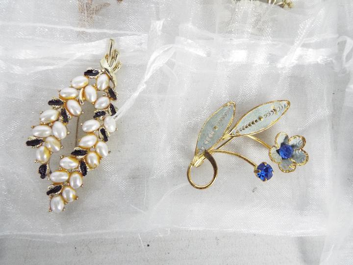 A collection of costume jewellery, brooches, earrings, bracelet. - Image 7 of 11