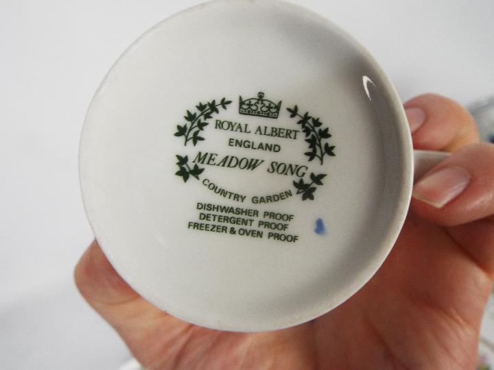 Royal Albert / PAragon - A collection of dinner and tea wares by Royal Albert / Paragon comprising - Image 8 of 8