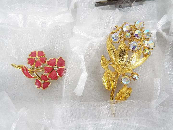 A collection of costume jewellery, brooches, earrings, bracelet. - Image 4 of 11