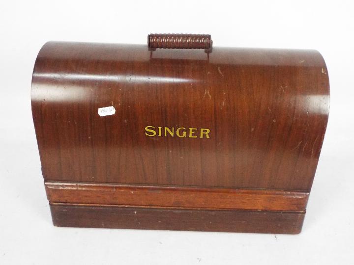 A vintage Singer sewing machine in wooden carry case. - Image 13 of 13