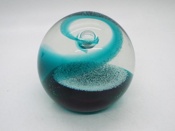 A collection of paperweights to include Avondale Glass, Caithness, - Image 7 of 8