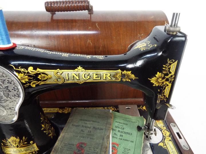 A vintage Singer sewing machine in wooden carry case. - Image 4 of 13