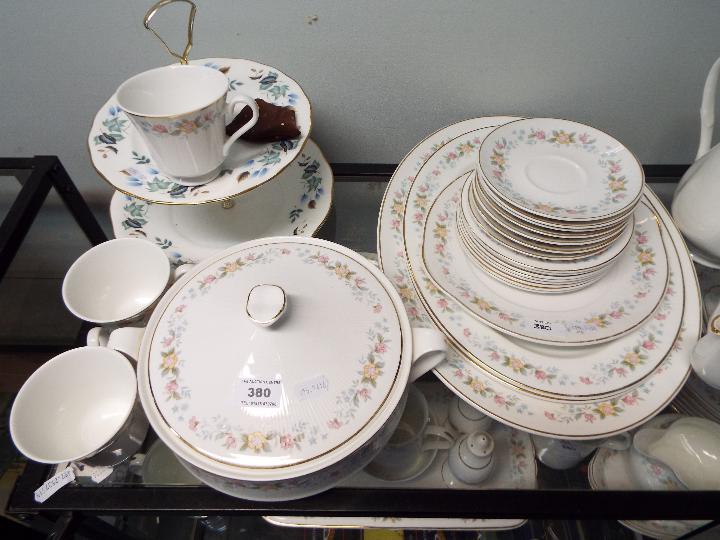 A collection of dinner and tea wares to include Mayfair Fine Bone China, approximately 80 pieces. - Bild 2 aus 6