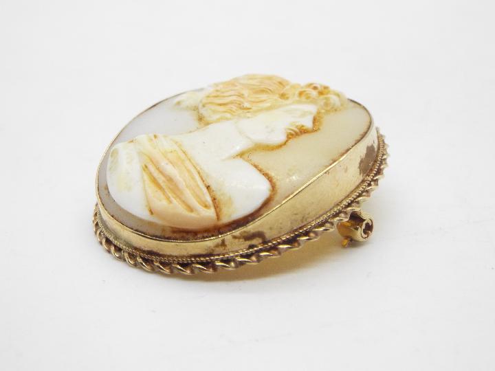 A 9ct gold mounted cameo brooch, 3.5 cm x 3 cm, approximately 10.1 grams all in. - Image 3 of 4