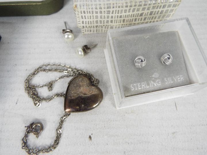 A collection of silver and white metal jewellery to include necklaces (longest 50 cm), locket, - Image 6 of 6