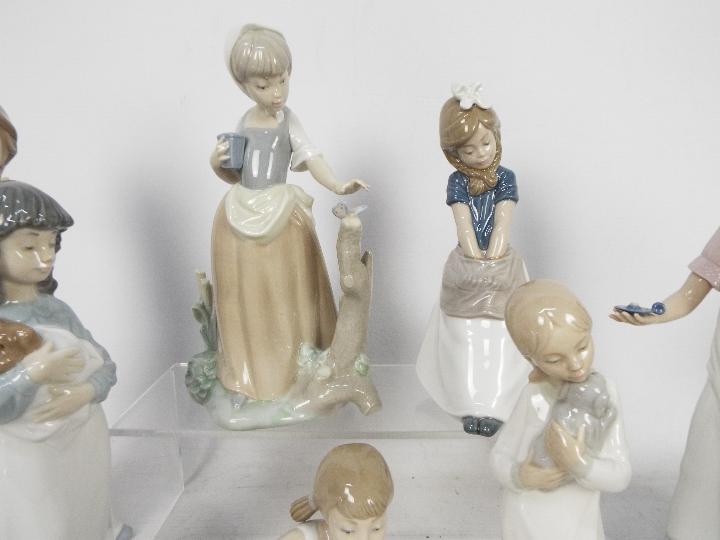 A collection of Nao figures, largest approximately 29 cm (h). - Image 2 of 6