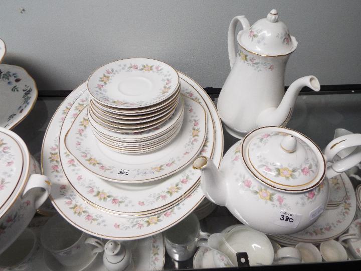 A collection of dinner and tea wares to include Mayfair Fine Bone China, approximately 80 pieces. - Bild 3 aus 6