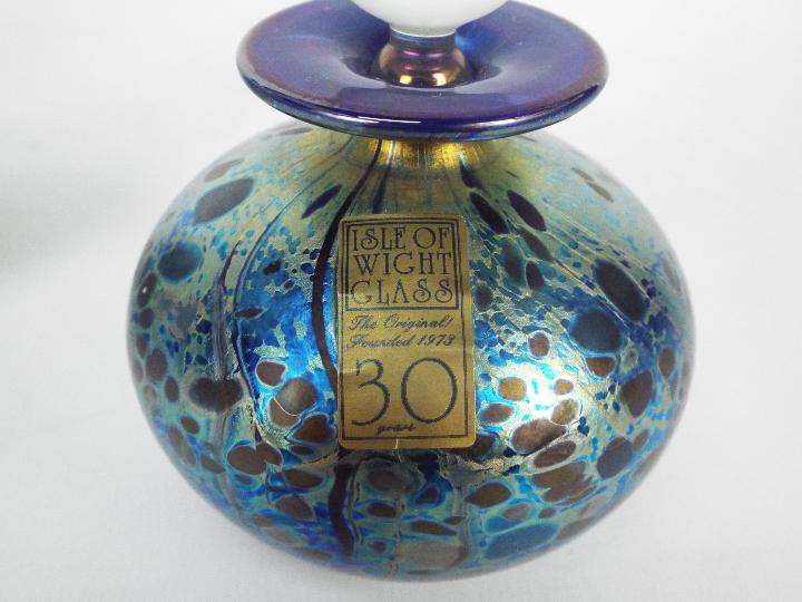 Three Isle Of Wight Glass scent bottles with stoppers, largest approximately 13 cm (h). - Image 7 of 7