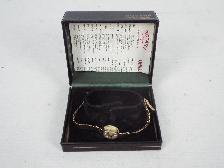 A lady's 9ct gold cased wrist watch with 9ct bracelet, 14.2 grams all in. - Image 4 of 4