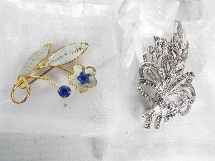 A collection of costume jewellery, brooches, earrings, bracelet. - Image 11 of 11