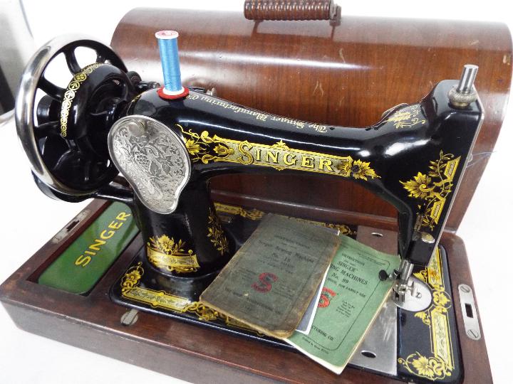 A vintage Singer sewing machine in wooden carry case. - Image 2 of 13