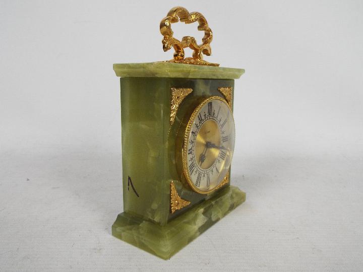 Elsinor - A Swiss 8 day mantel or desk clock, onyx, gilt mounted case, approximately 17 cm (h). - Image 3 of 6