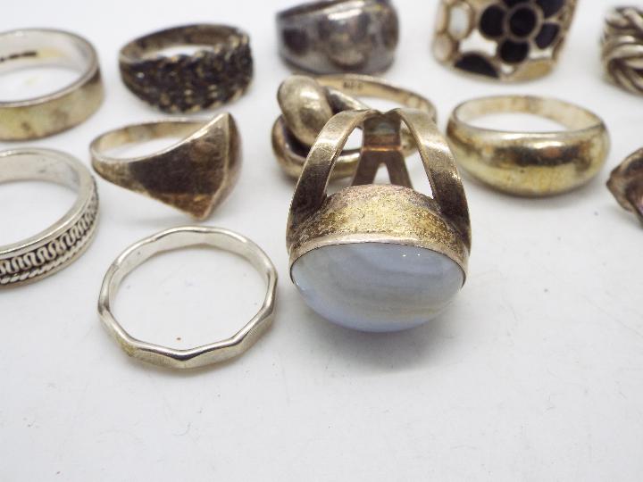 A collection of silver and white metal rings, various sizes. - Image 4 of 4