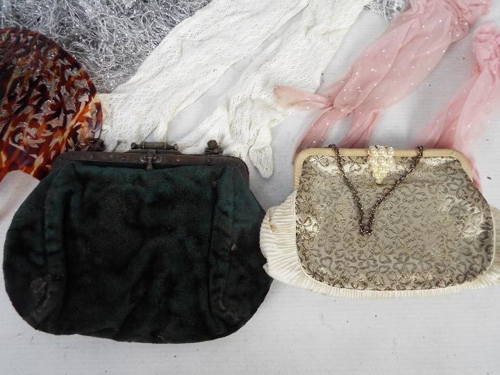 Lot to include an early 20th century green velvet purse, one further, later purse, - Image 3 of 5