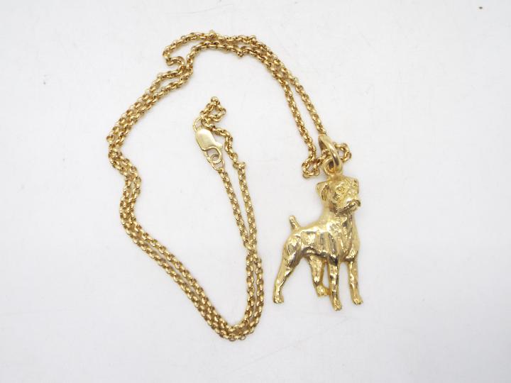 A 9ct gold pendant in the form of a boxer dog on a 9ct gold necklace, 44 cm (l), approximately 12.