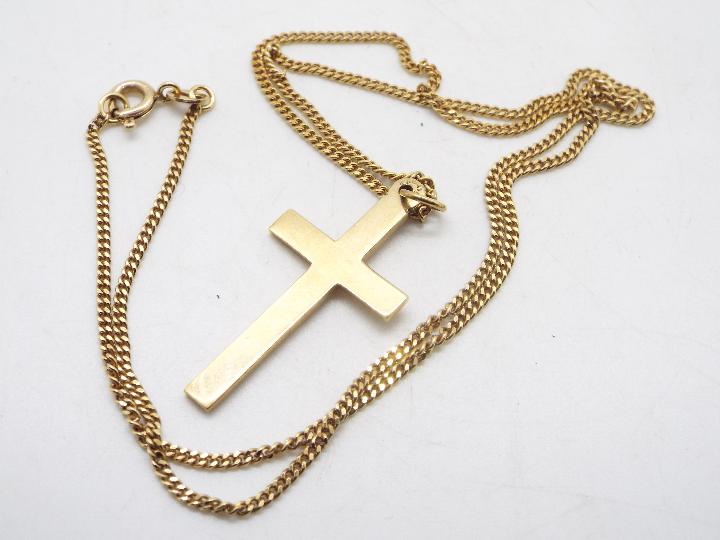 A 9ct yellow gold crucifix (2.2 grams) on a mid purity yellow metal chain stamped 585 (4.2 grams). - Bild 2 aus 2