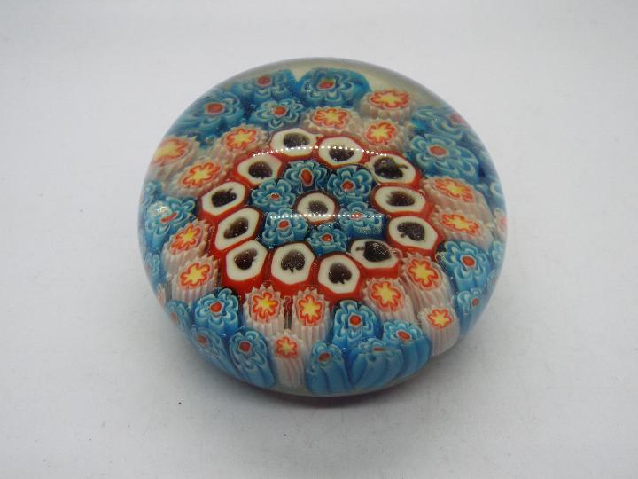 A collection of paperweights to include Avondale Glass, Caithness, - Image 6 of 8