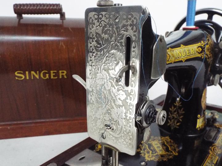 A vintage Singer sewing machine in wooden carry case. - Image 9 of 13