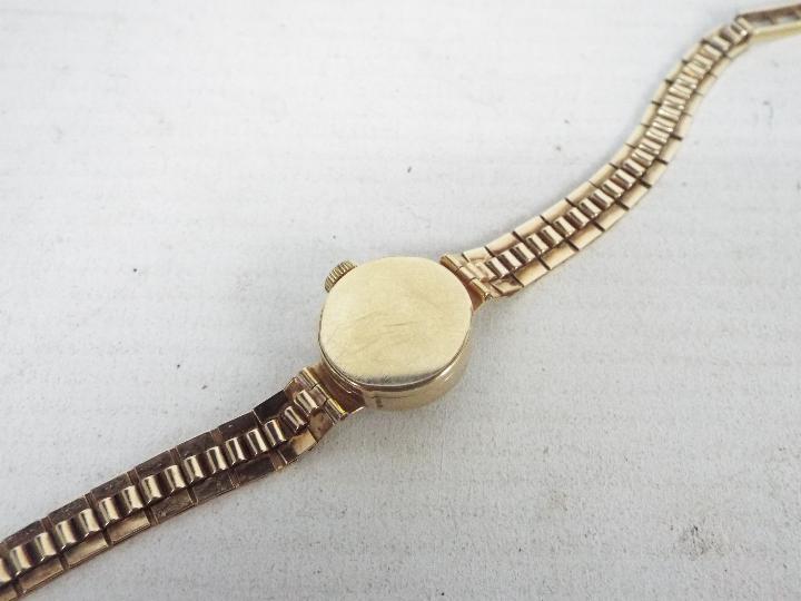 A lady's 9ct gold cased wrist watch with 9ct bracelet, 14.2 grams all in. - Image 2 of 4