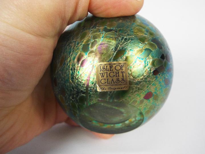 Three Isle Of Wight Glass scent bottles with stoppers, largest approximately 12 cm (h). - Image 7 of 7