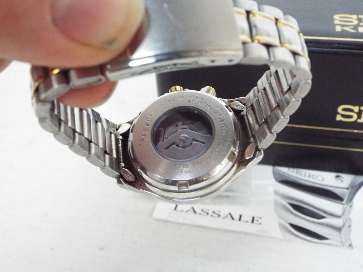 Seiko - A lady's Seiko Kinetic wrist watch, model 3M22-0800, with box and paperwork. - Image 3 of 3