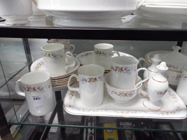 A collection of dinner and tea wares to include Mayfair Fine Bone China, approximately 80 pieces. - Bild 4 aus 6