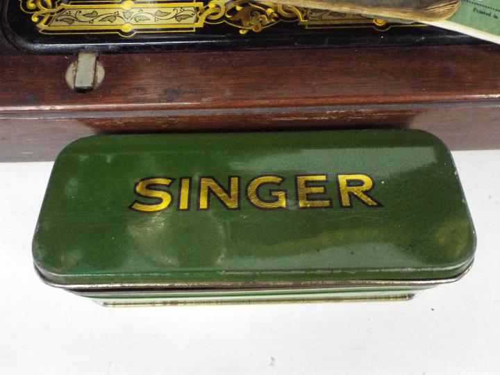 A vintage Singer sewing machine in wooden carry case. - Image 5 of 13