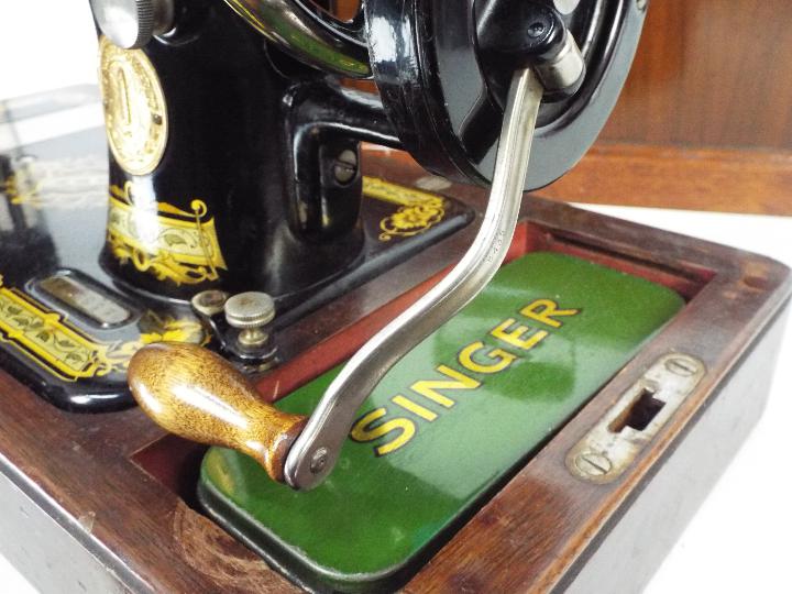 A vintage Singer sewing machine in wooden carry case. - Image 11 of 13