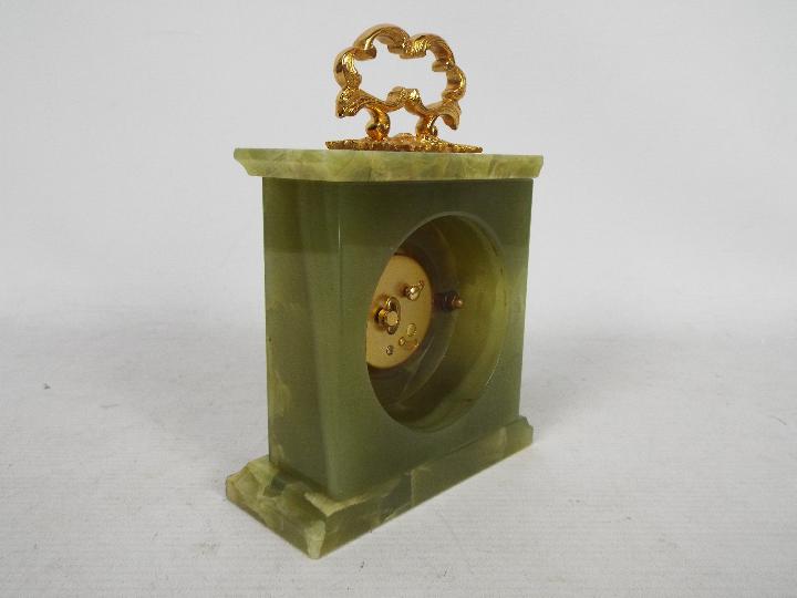 Elsinor - A Swiss 8 day mantel or desk clock, onyx, gilt mounted case, approximately 17 cm (h). - Image 4 of 6