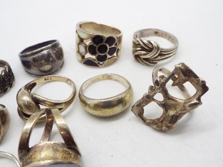 A collection of silver and white metal rings, various sizes. - Image 3 of 4