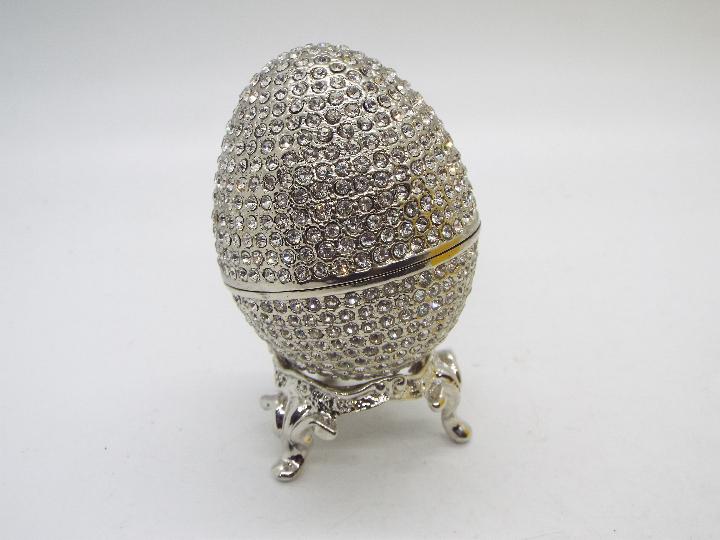 A crystal encrusted egg form trinket box - Image 2 of 3