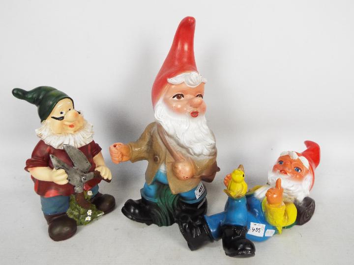 Garden Gnomes - A mixed lot of 3 garden