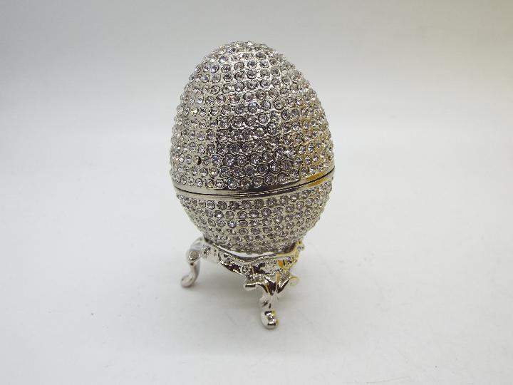 A crystal encrusted egg form trinket box - Image 2 of 3