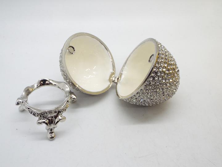 A crystal encrusted egg form trinket box - Image 3 of 3