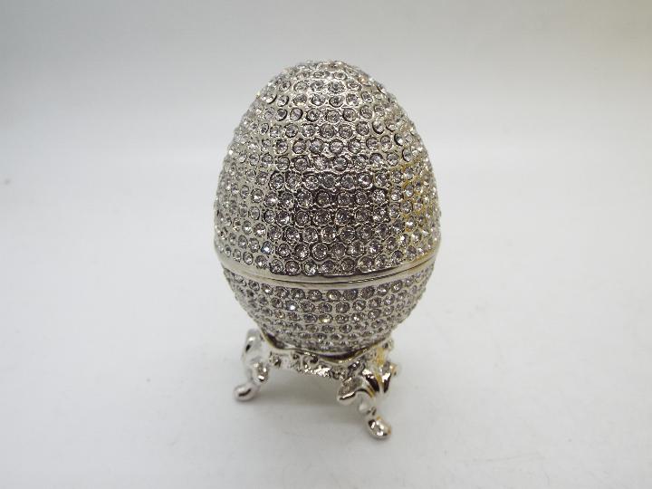 A crystal encrusted egg form trinket box - Image 2 of 3