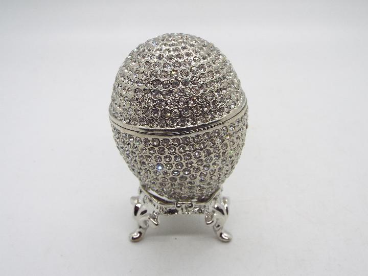 A crystal encrusted egg form trinket box - Image 3 of 4