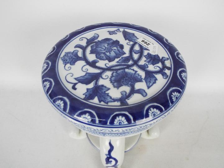 A blue and white ceramic jardiniere stan - Image 4 of 4