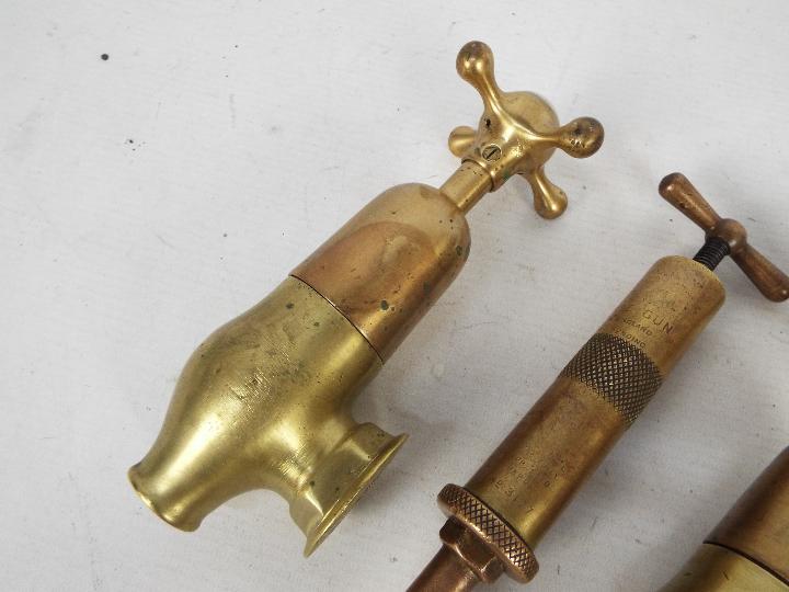A vintage Enots brass Autoram grease gun - Bild 3 aus 6